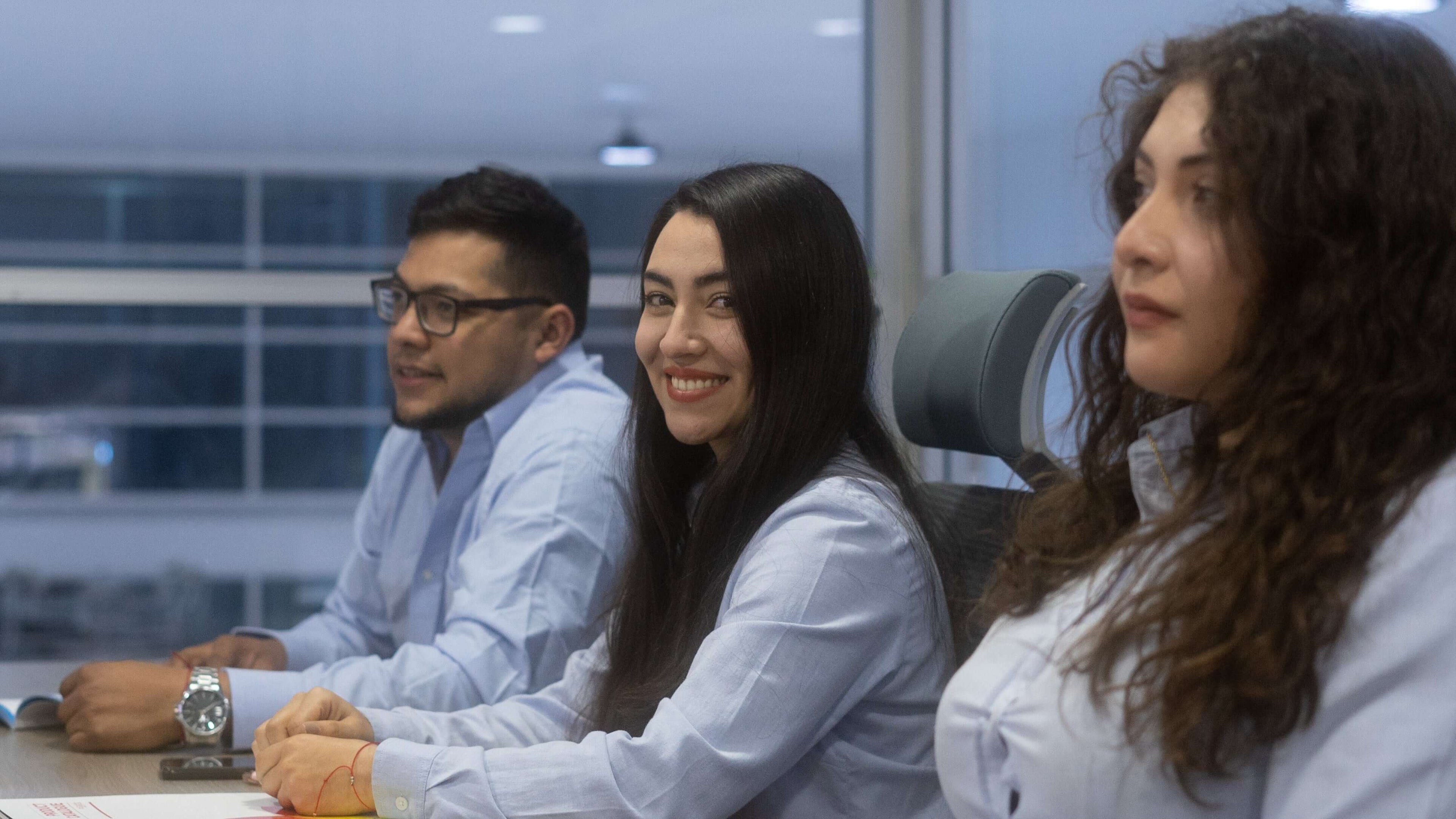 Colaboradores de Galga Maquinaria en reunión empresarial