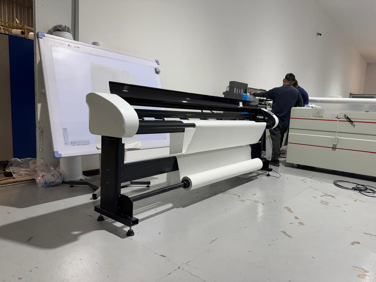 Plotter de corte industrial BJ-190OPPH, solución confiable y de alta precisión para proyectos gráficos y textiles en México.